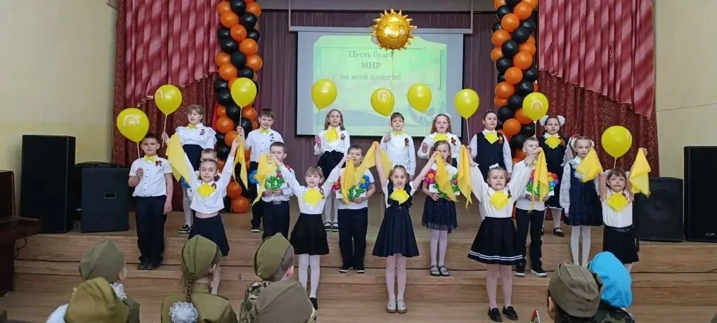 В нашей школе состоялся традиционный фестиваль «Песни Победы», объединивший учащихся начальной школы