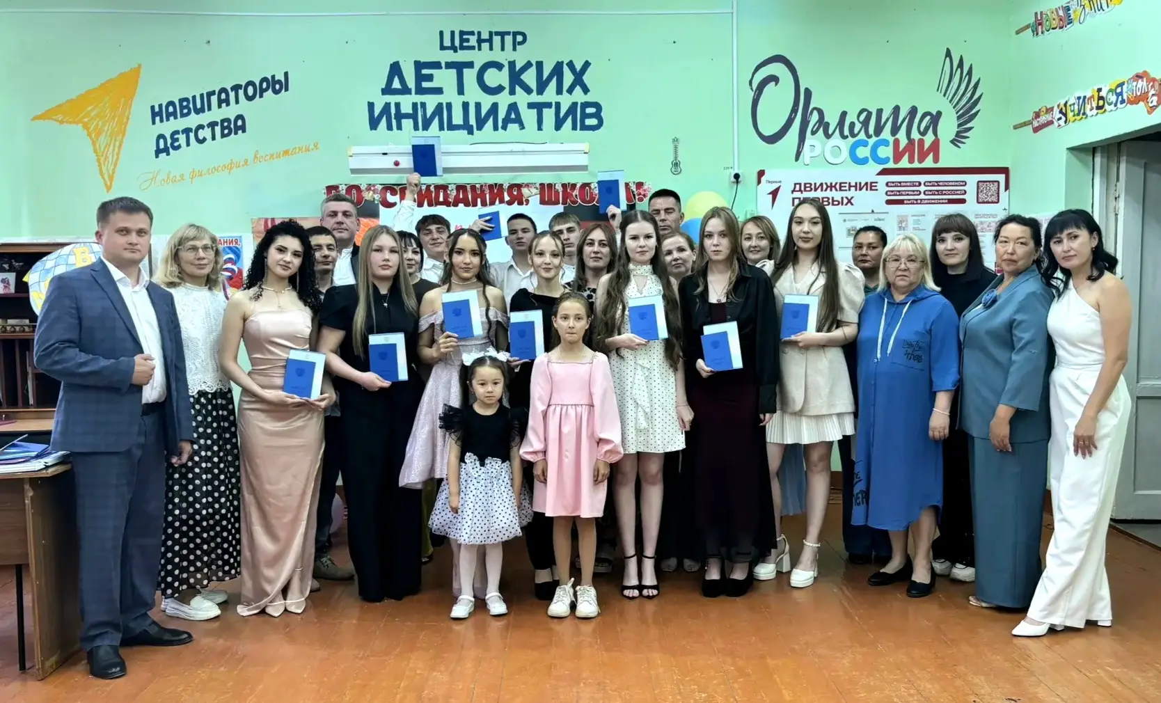 Ну вот и всё... 27 июня 2026 года... Одиннадцатиклассники Азановской школы сегодня получили аттестат