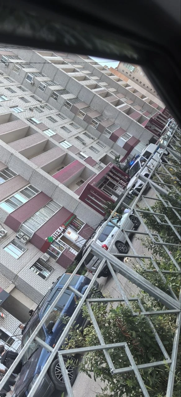 Девочка говрят спрыгнула....