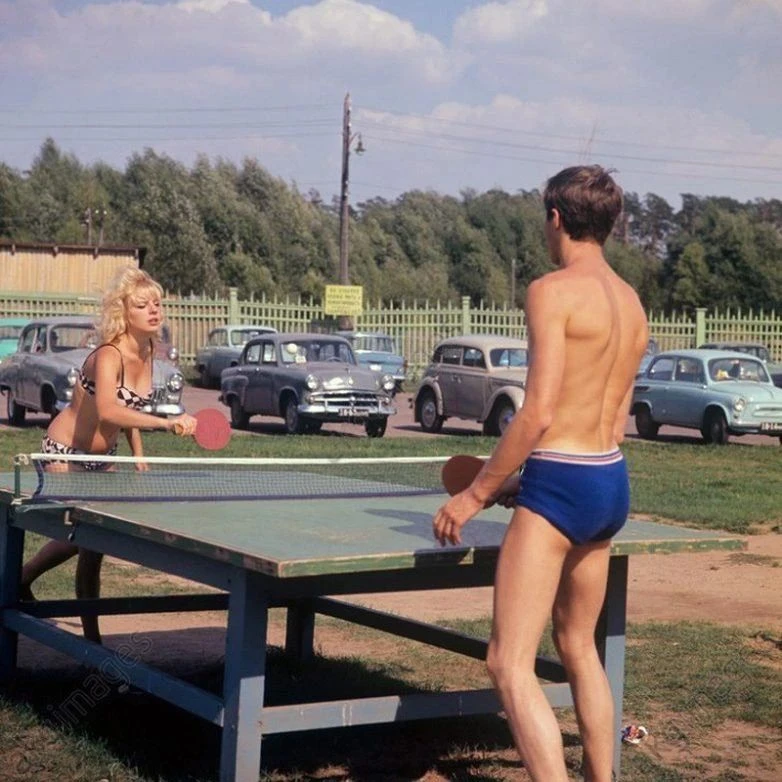 Пин-понг где-то в Подмосковье, 1967 год.