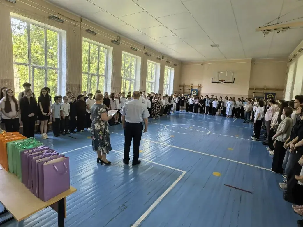 В пятницу в спортивном зале школы прошло награждение команд, которые приняли  участие в военно-спорт