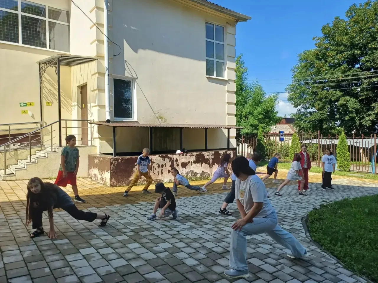 🌞Сегодня в нашей школе стало ещё веселее — официально открылся второй поток школьного лагеря «Солны