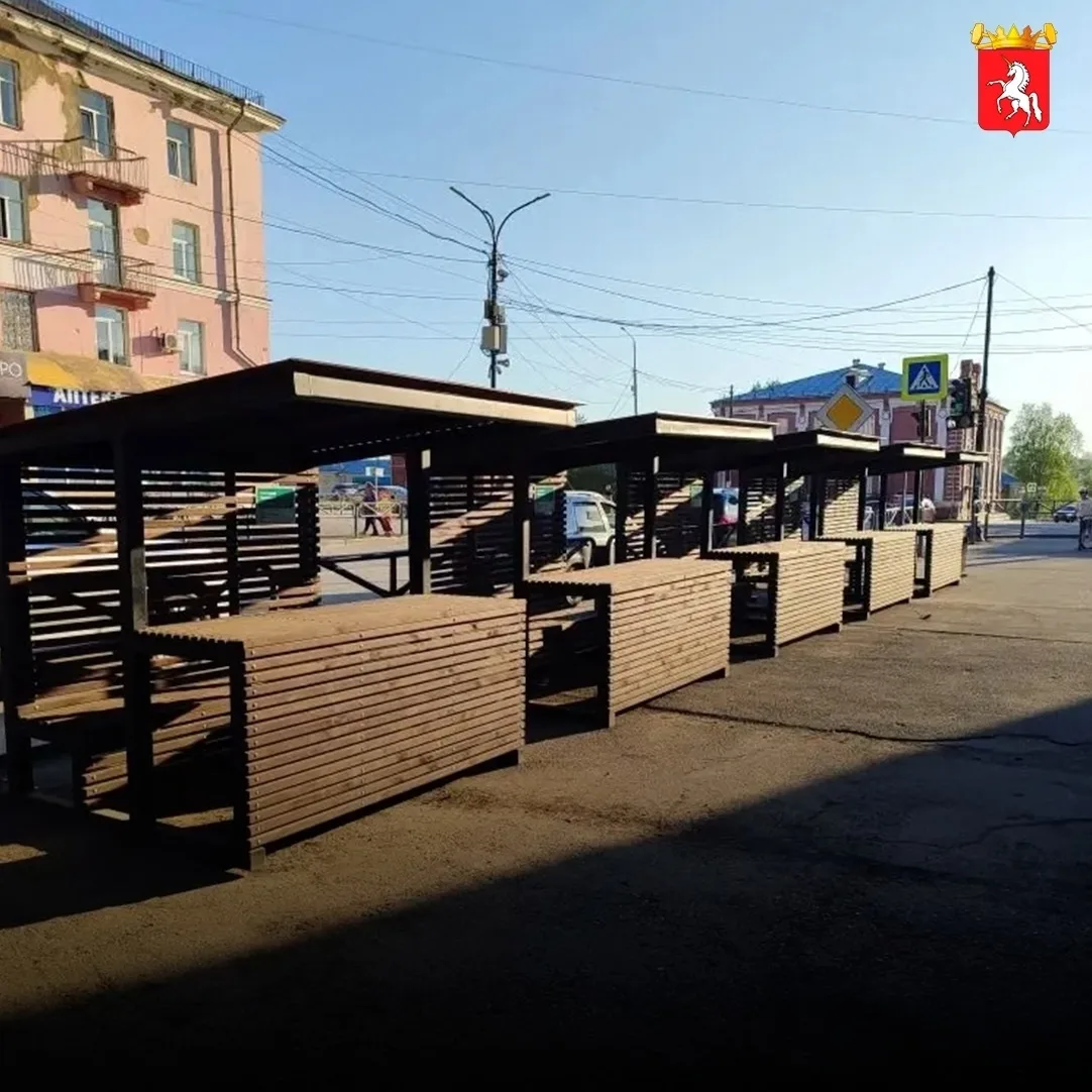 Напротив универмага «Центральный» установили 5 торговых прилавков