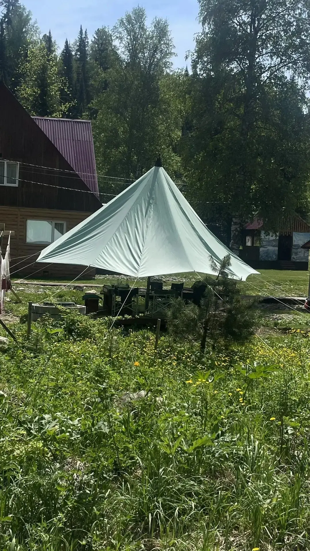 Самое главное — крыша над головой. А если её можно положить в рюкзак, а потом поставить в живописном