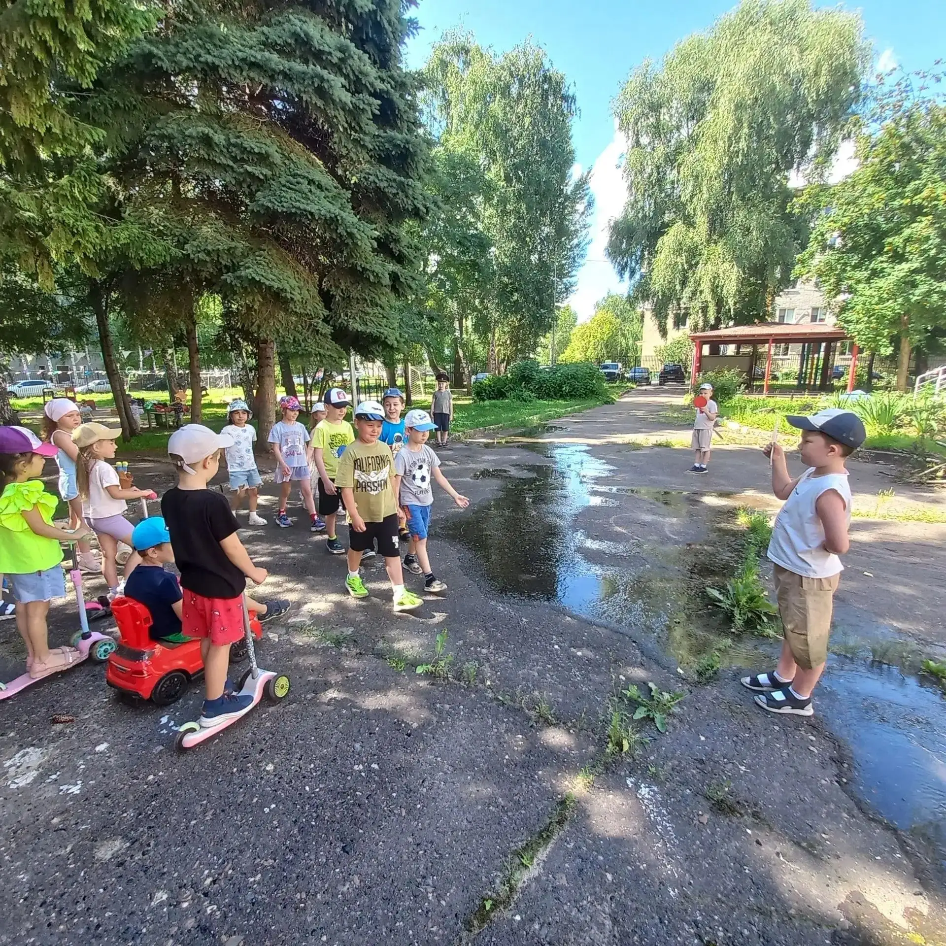 Лето — прекрасное время для прогулок на свежем воздухе! Ребята  проводят это время не только весело,