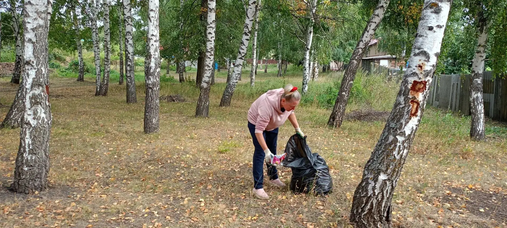 Сотрудники Большеивановского сельского дома культуры приняли участие в санитарном дне.