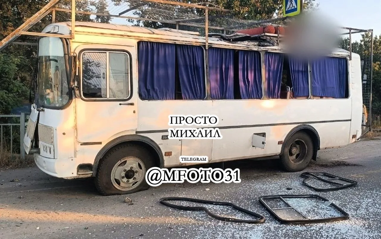 ❗️Шебекино: в Титовке дрон атаковал городской автобус.