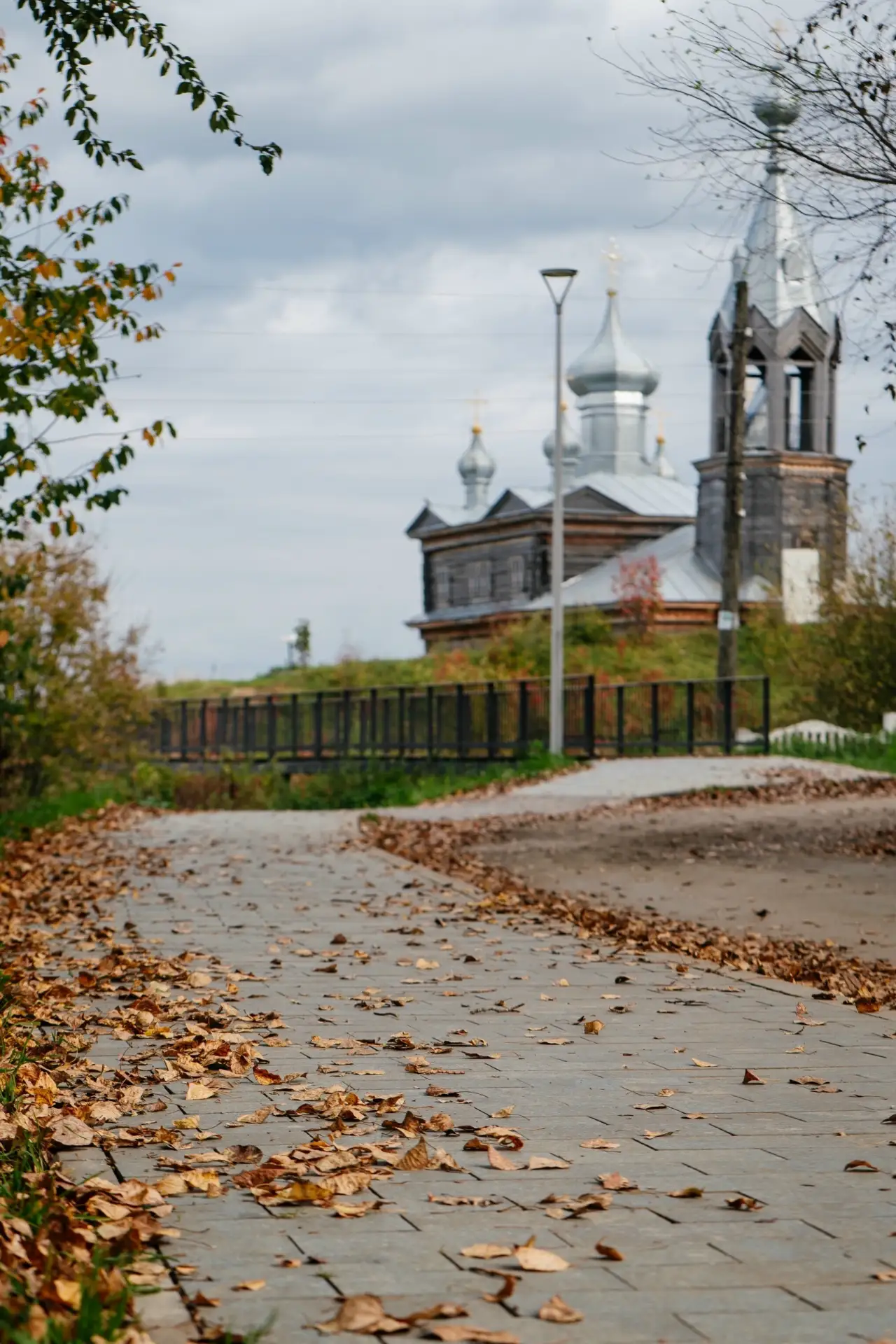🍂Старые улицы, деревянные дома, каменные храмы XVIII века, высокая колокольня Воскресе...