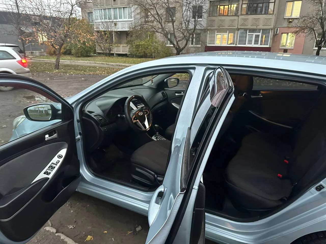 Hyundai Solaris 2011 год в отличном состоянии.1.6 Автомат,подогрев  сидений, кондиционер (заправлен)
