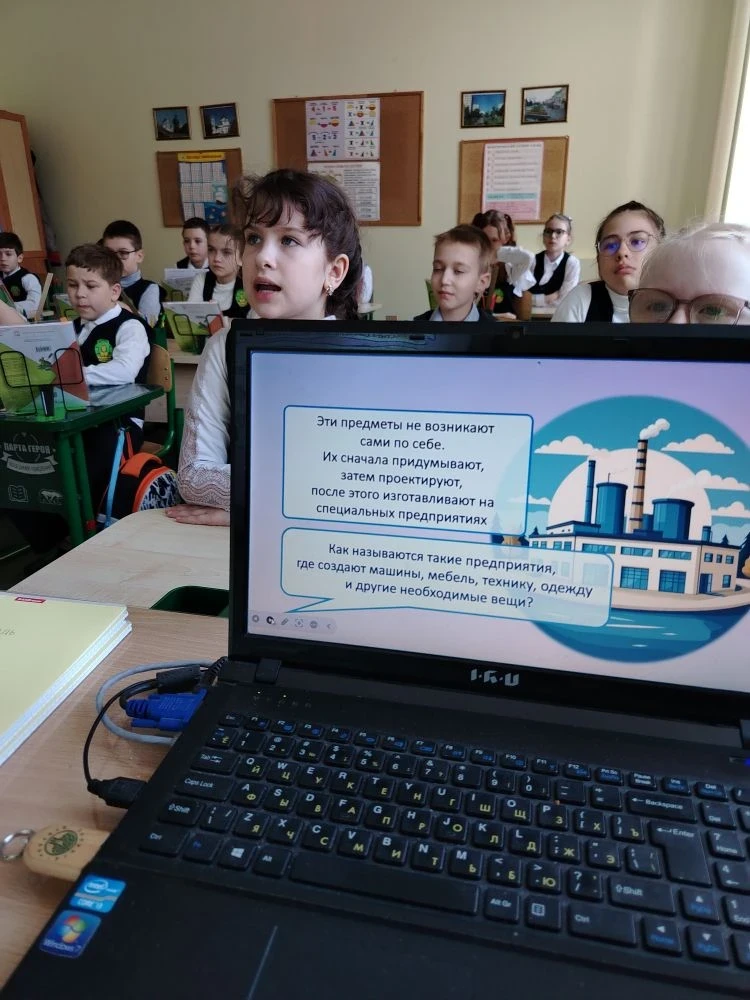 Наступившая неделя по традиции началась с общешкольной линейки. Юнармейцы школьного отряда «Пересвет