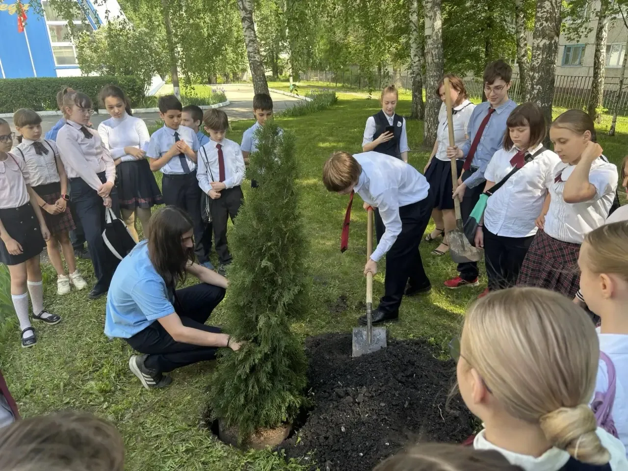 🌿 23 мая в гимназии произошло трогательное и очень символичное событие.  Ученики 10-го и 4-го классо