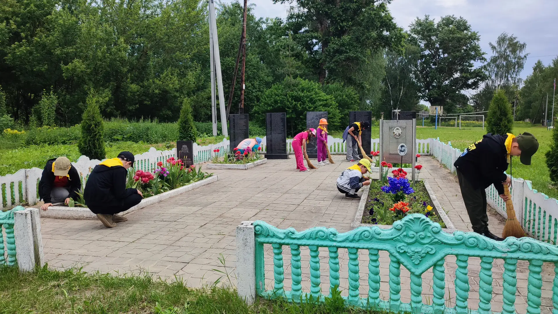 Четвёртый день в пришкольном лагере "Солнышко" ,  посвящённый теме "Орленок доброволец"...