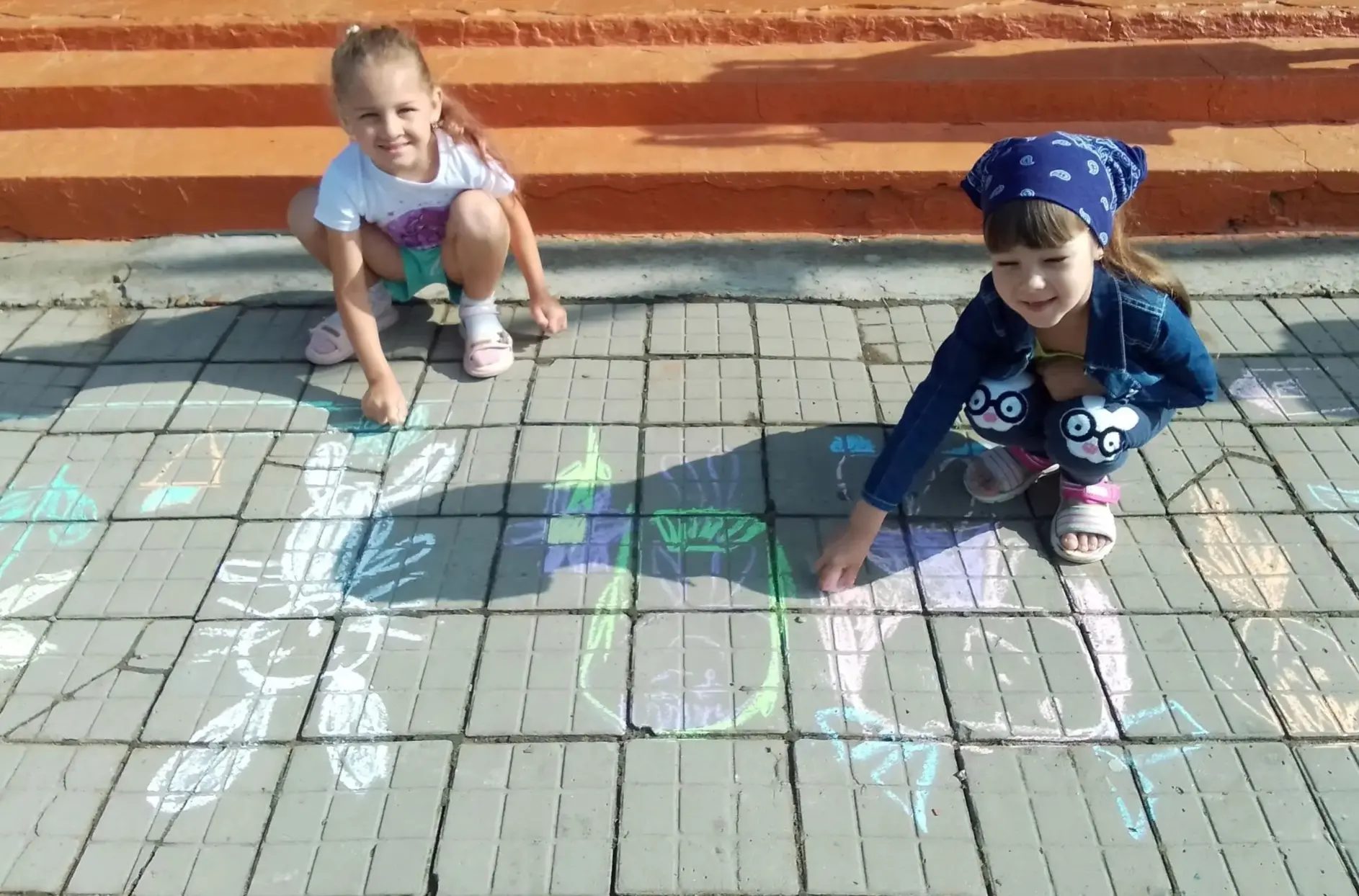 Настоящая нейрогимнастика в действии! Пока наши малыши увлечённо выводят узоры на асфальте, у них ак