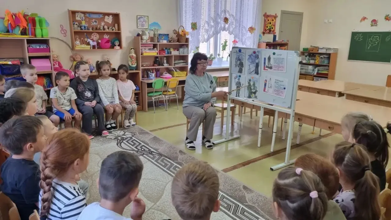 Сегодня в подготовительной группе Клара Камильевна провела беседу на тему «День Российс...