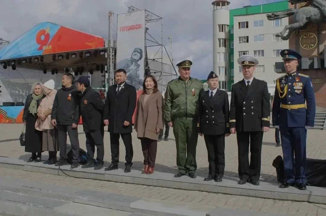 ПОКОЛЕНИЕ ЮНЫХ, НА ЗНАМЯ РОВНЯЙСЬ!  8 мая на площади Победы города Якутска 18 юнармейских расчетов п