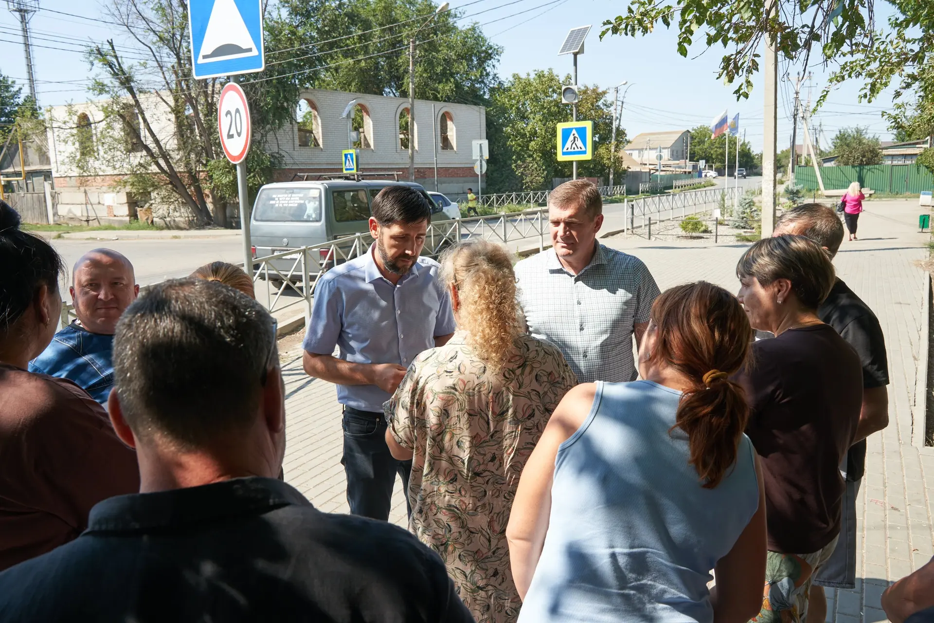 Вместе с главой Ленинского района Евгением Юрьевичем Кругловым встретился с жителями по...
