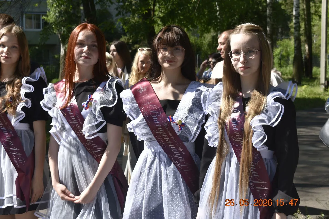 🎓✨ Последний звонок прозвенел для выпускников Жигулёвска!   Сегодня, 26 мая, школьные дворы и холлы 