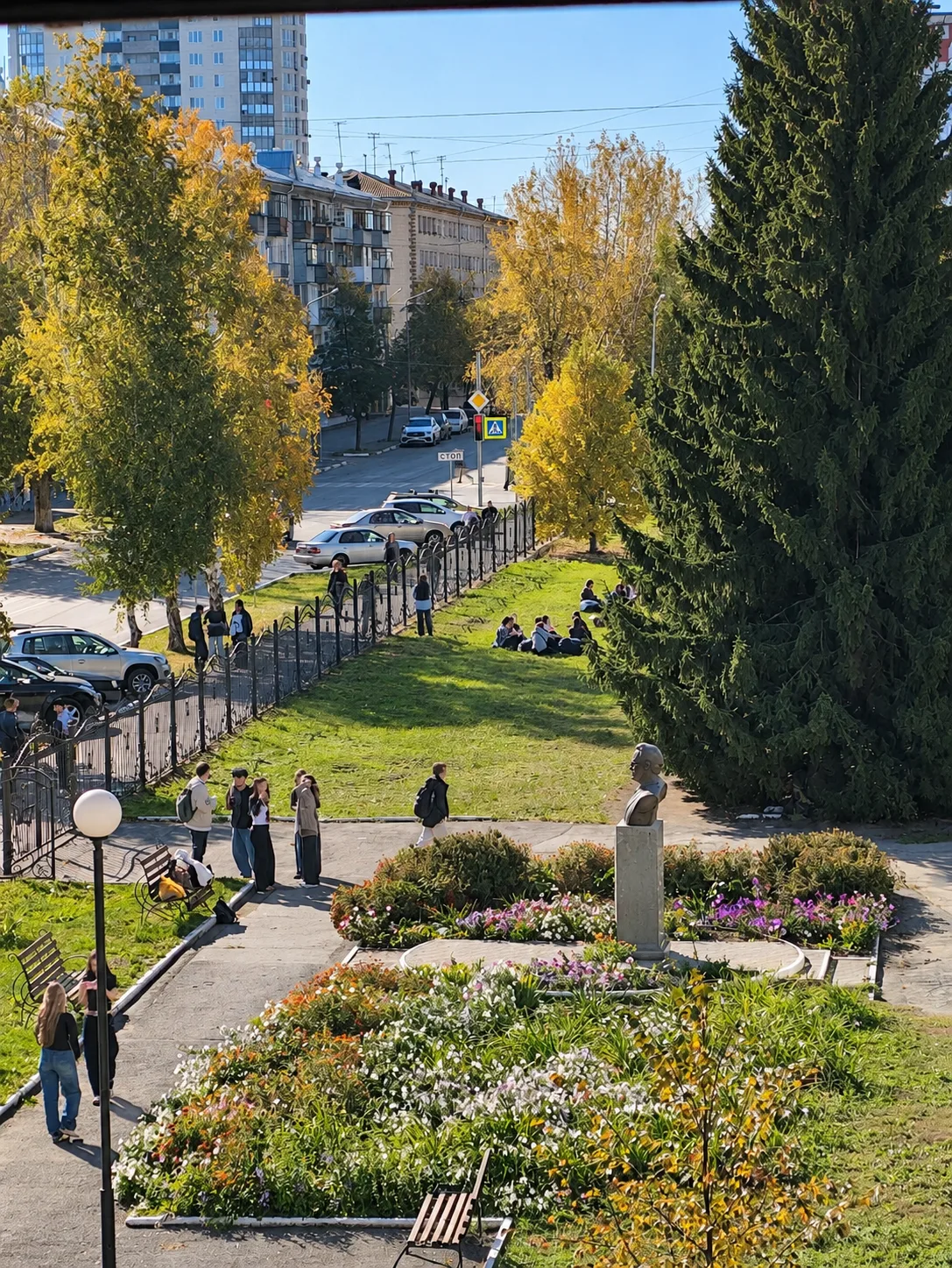 Хорошая погода + уютные места КГУ = идеальный перерыв между парами 🍂