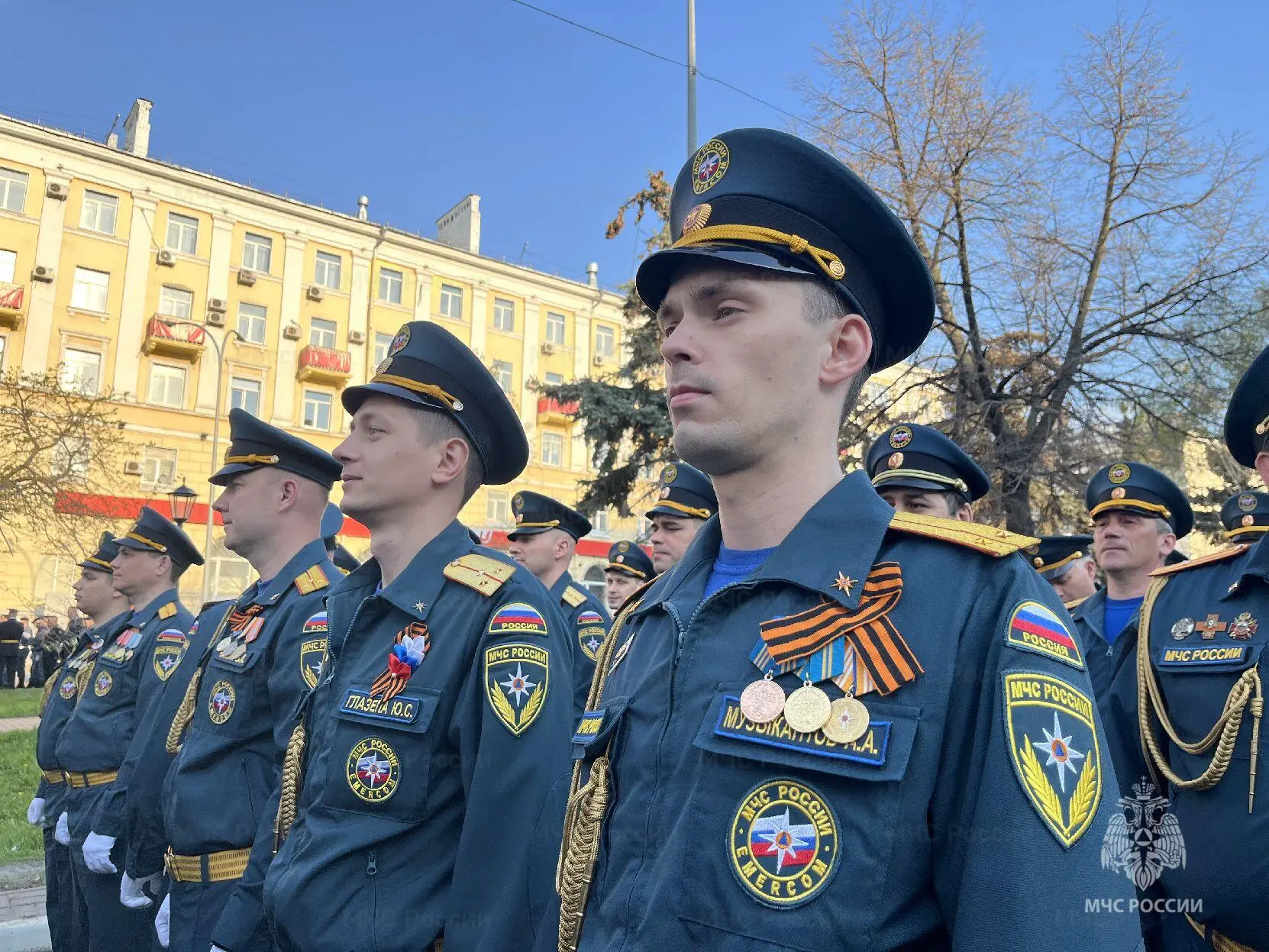 Сотрудники МЧС России в парадном строю  На площади 30-летия Победы состоялся парад, посвящённый 81-й