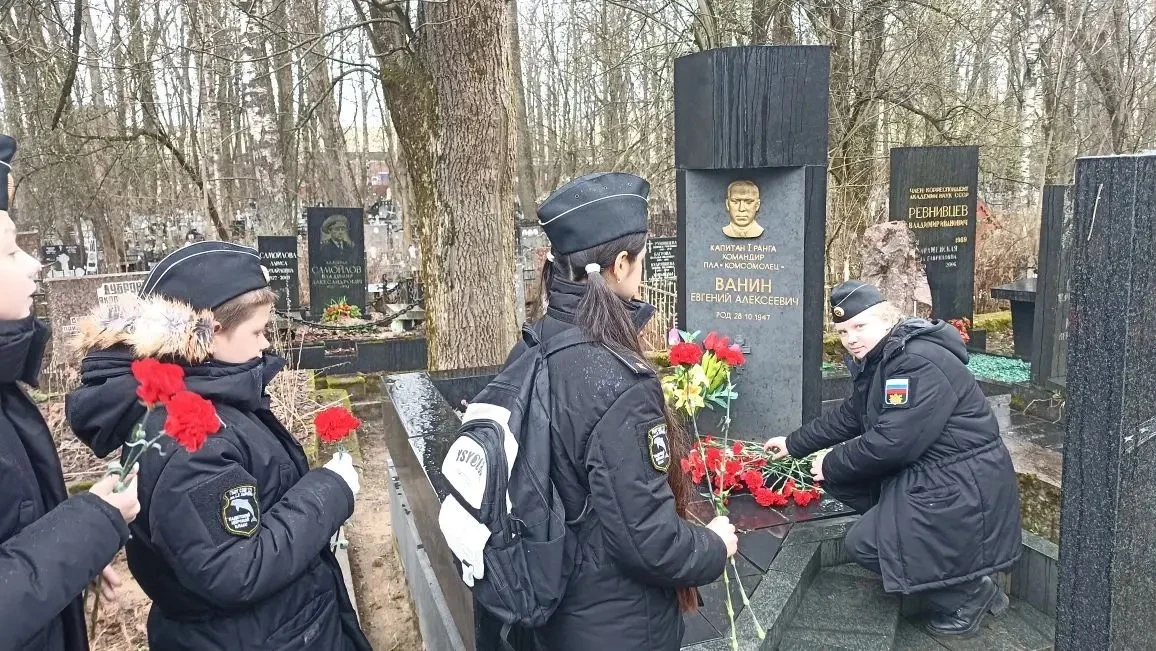 Сегодня кадеты 6к класса почтили память погибших подводников на Серафимовском кладбище, у памятника 