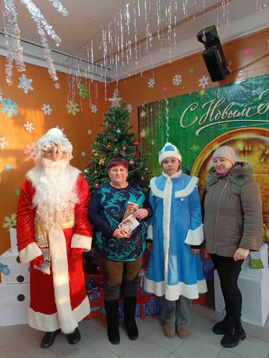 🎅🎄 «Российский детский Дед Мороз» и Снегурочка поздравляют пенсионеров нашего посёлка...