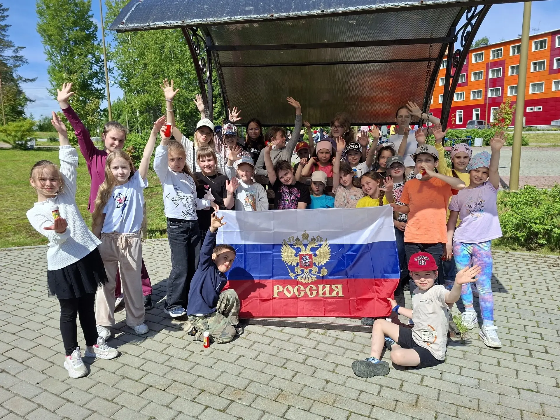 🇷🇺В преддверии Дня России активисты Движения Первых и обучающиеся Детской школы искус...