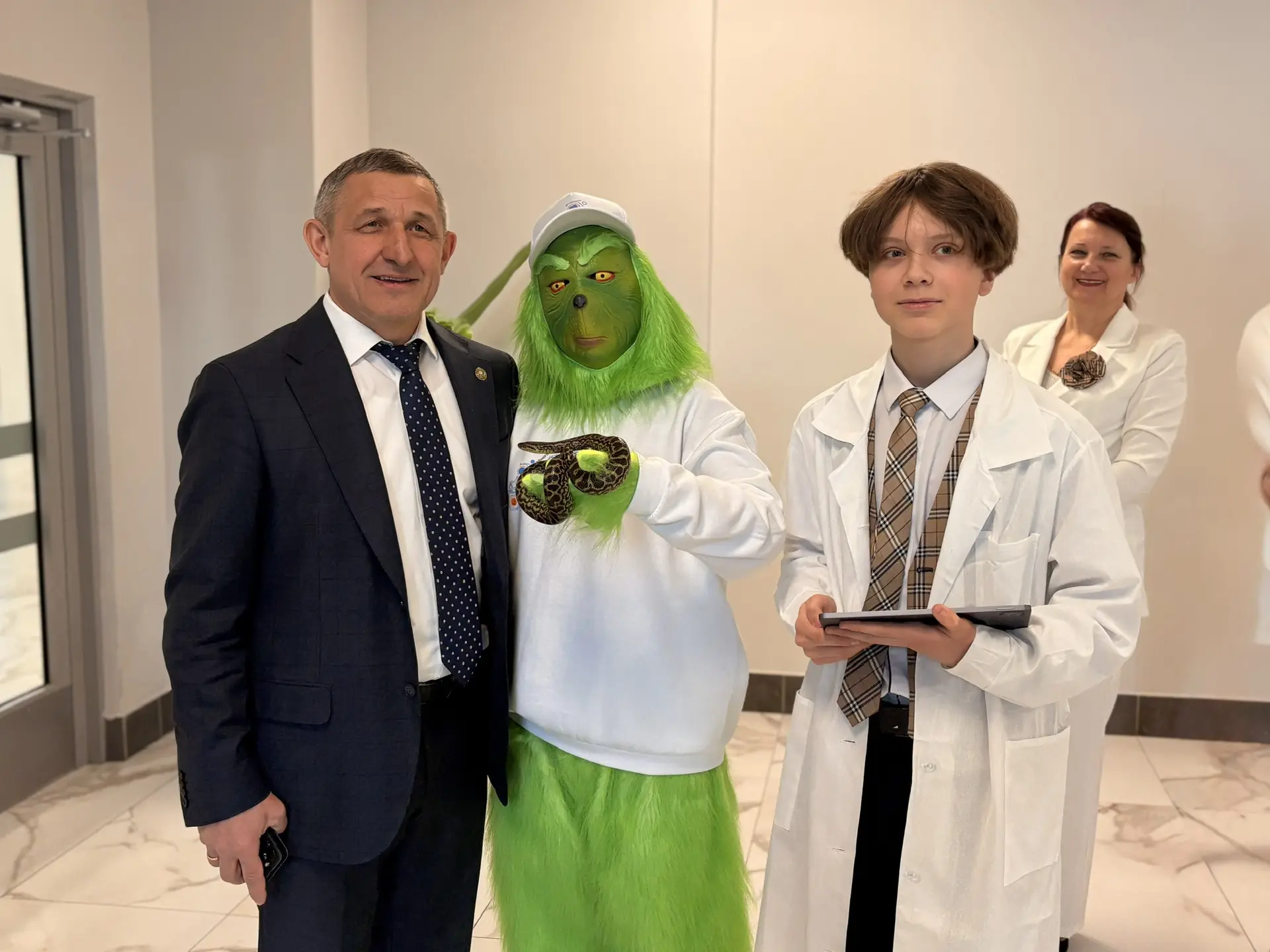 🐍 Анаконды в лицее? А вот и нет - это домашние питомцы!  Многие любят кошек, собак, хомяков, попугае