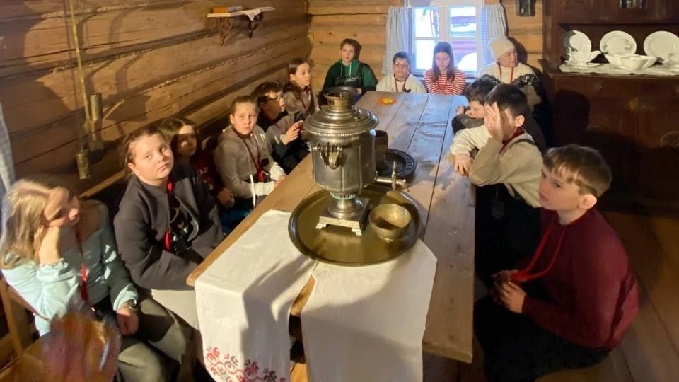 Масленицу гулять - зиму провожать!  Юные любители путешествий из 4 "Д" класса вместе с классным руко