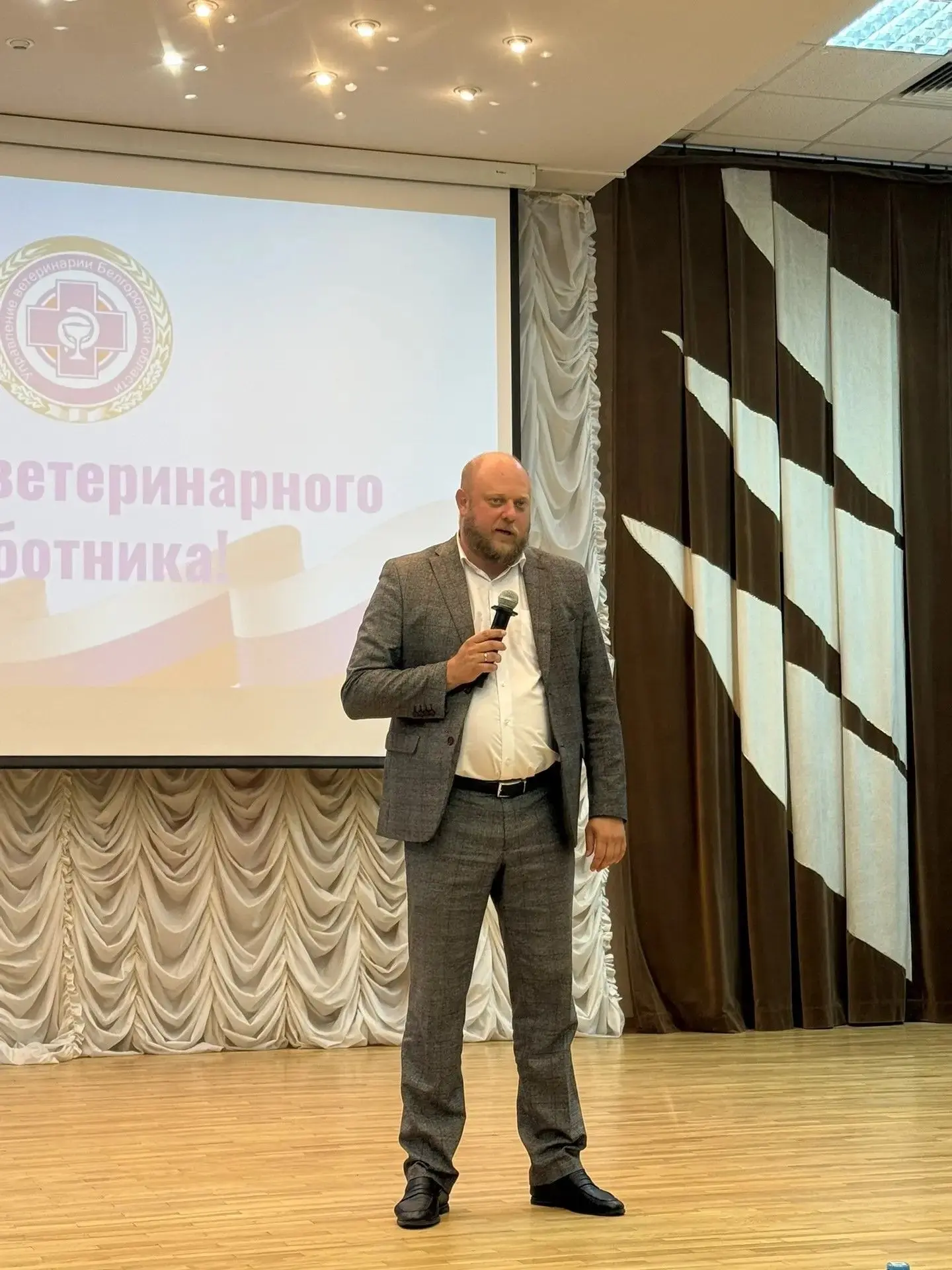 В честь профессионального праздника — Дня ветеринарного работника — в зале Белгородской...