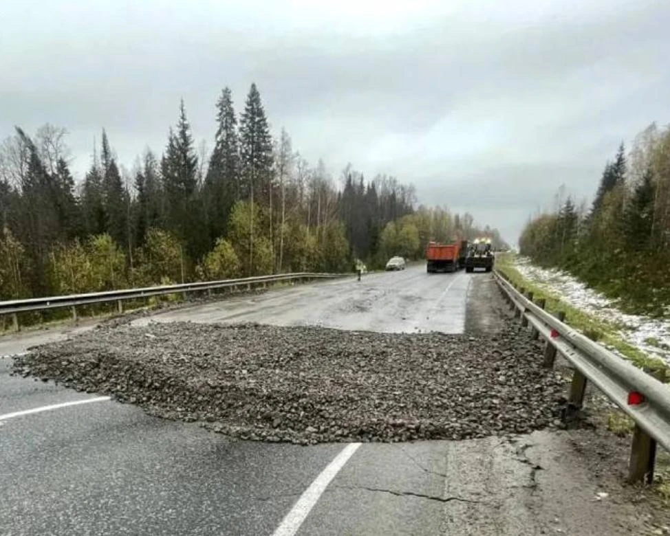 🛣 Карстовый провал на дороге Полазна — Чусовой в Пермском крае засыпали примерно 500 т...