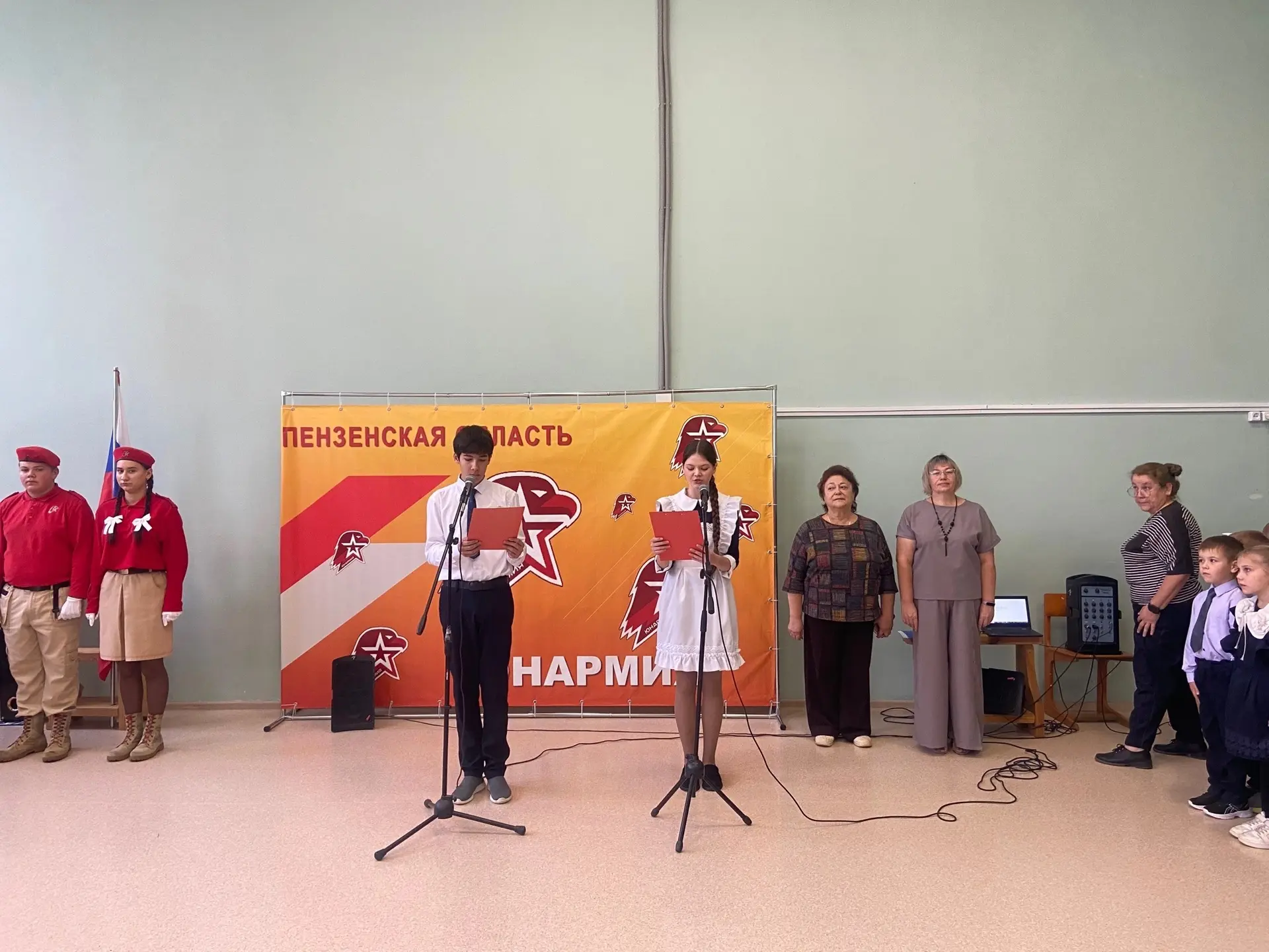 линейка, посвященная Дню учителя. Ученики всех классов собрались вместе, чтобы поздрави...