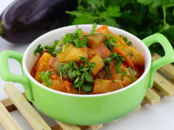 🥘 Картошка тушеная с баклажанами.  Ингредиенты:   • Картофель – 1950 г  • Лук репчатый – 200 г  • Мо