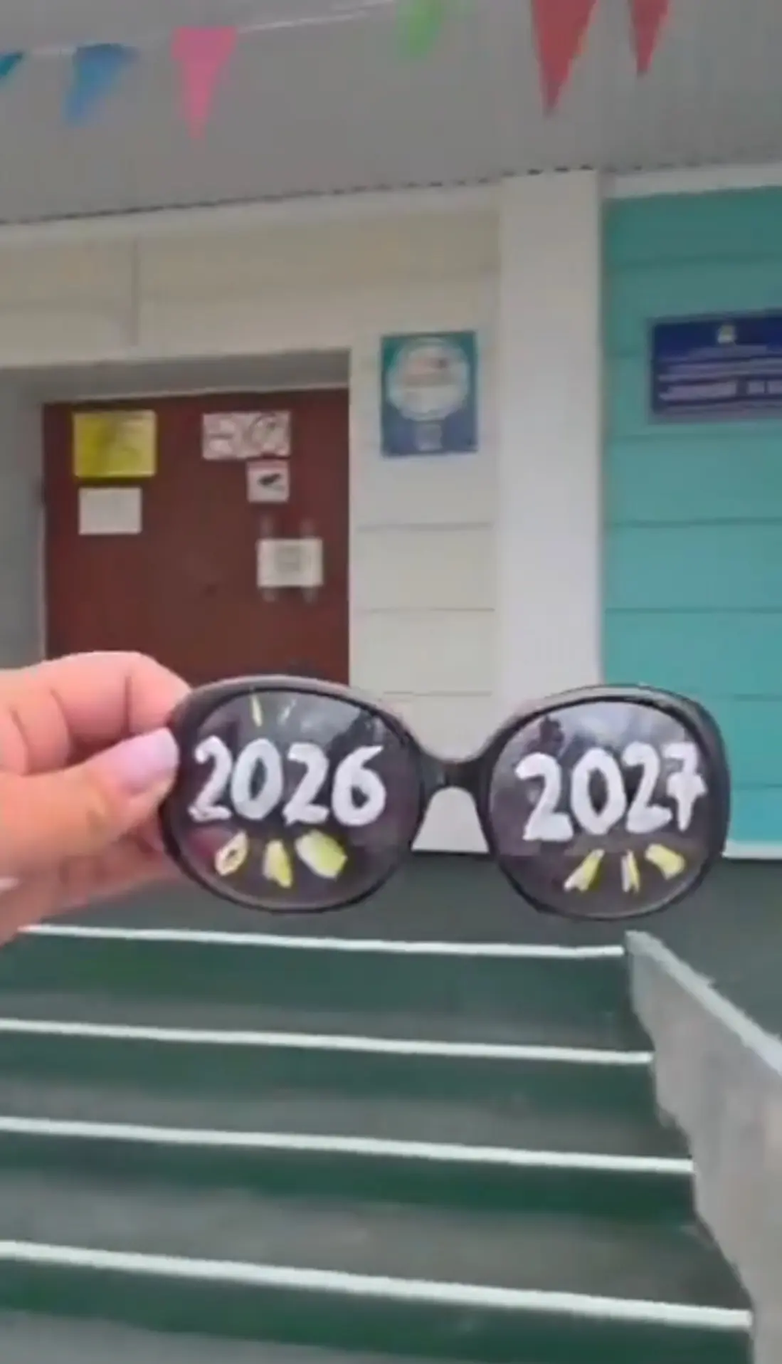 В этом видео наши ученики и учителя примерили очки с  цифрами «2026–2027», чтобы вместе...