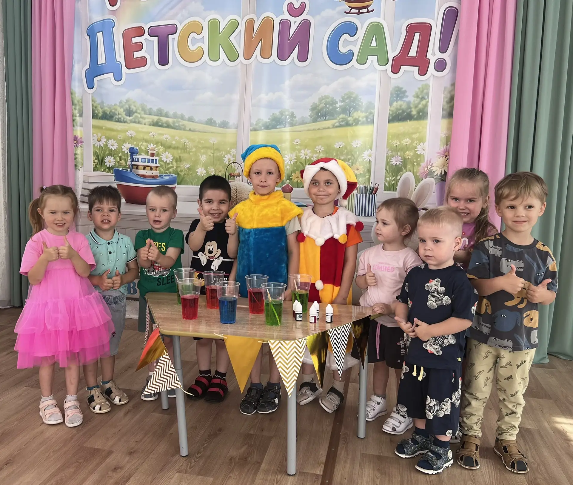 Сегодня ребята наблюдали за тем, как обычная прозрачная вода окрашивается в яркие цвета, а потом сме