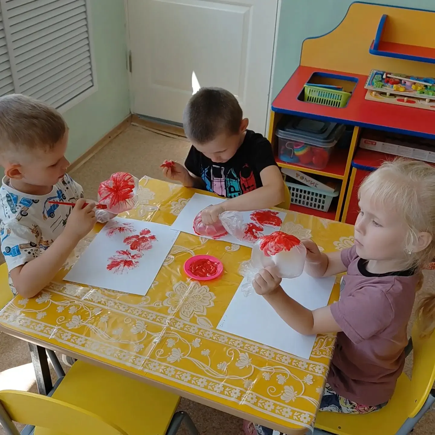 🌸🌺🌼 В старшей группе «Солнечные зайчики» сегодня поселилось настоящее лето. 
🧚‍♀️ Мы рисовали «А
