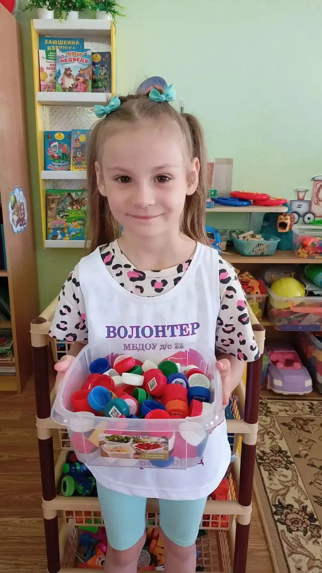 Алиса - активная участница акции «Крышечки добра»!❤️
#МБДОУдс22 #ДоброТворцы #2026годдошкольногообра