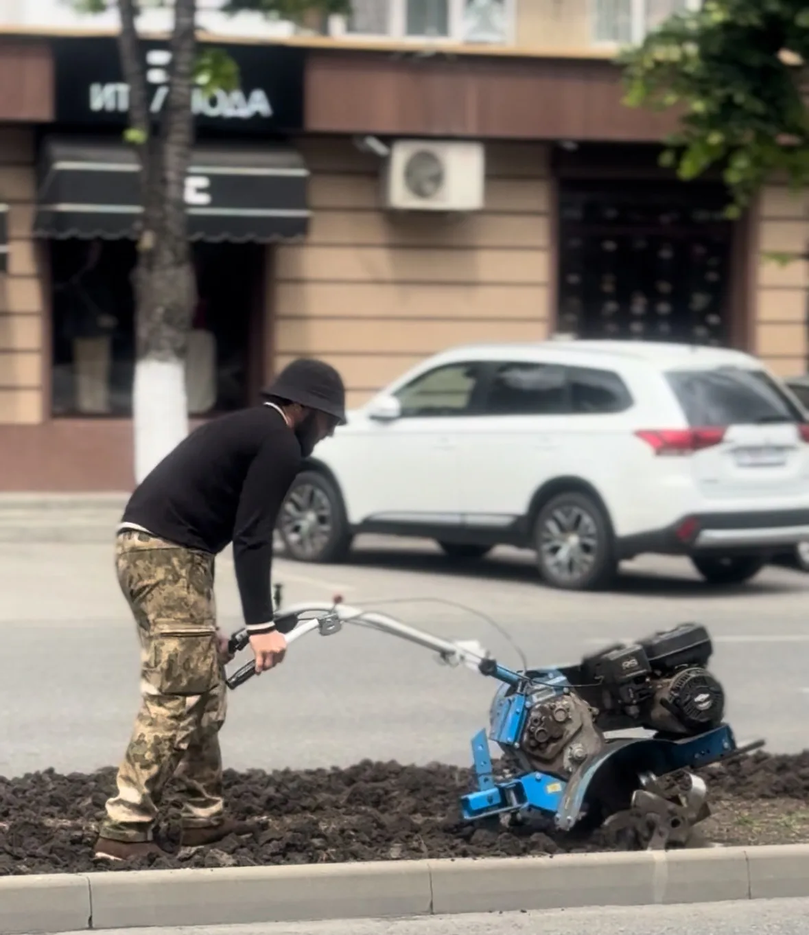 Сегодня также на проспекте Ленина провели работы по культивации разделительной полосы, а в Парке Поб