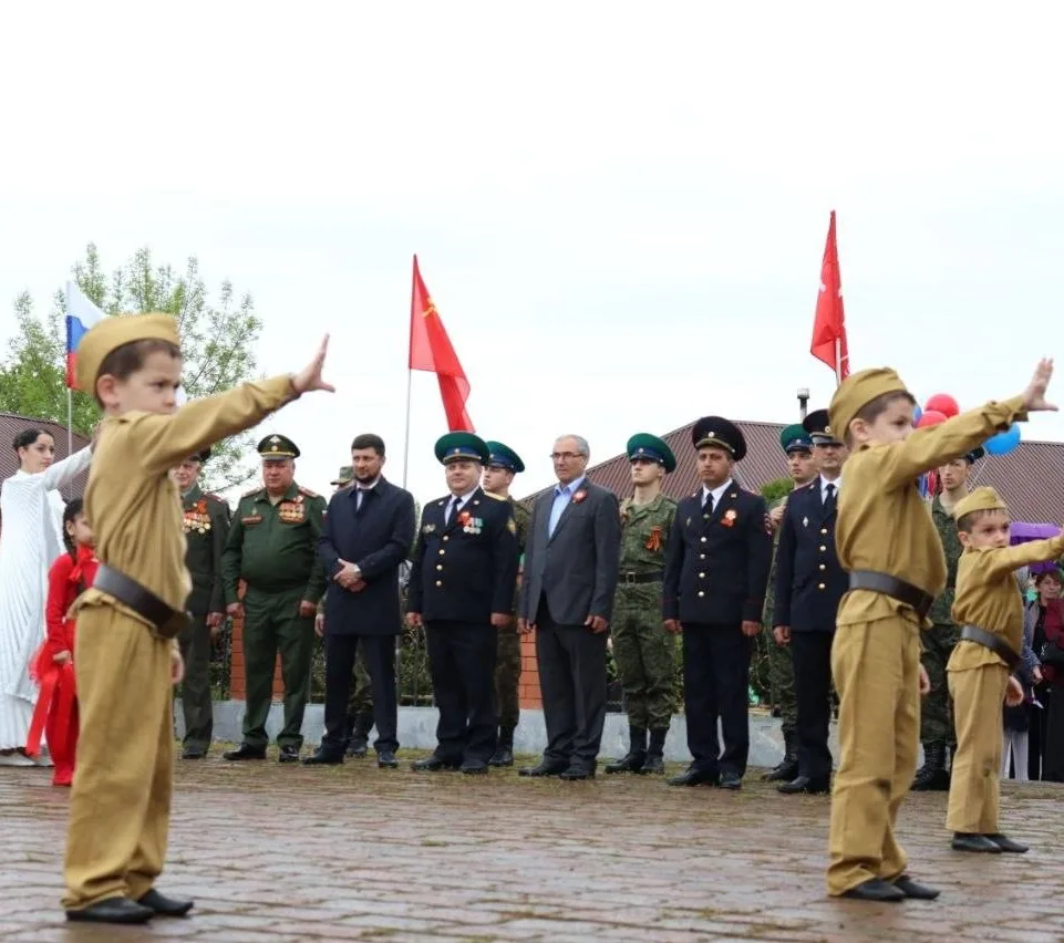 В рамках памятного мероприятия у памятника в с. Магарамкент выступили воспитанники детс...
