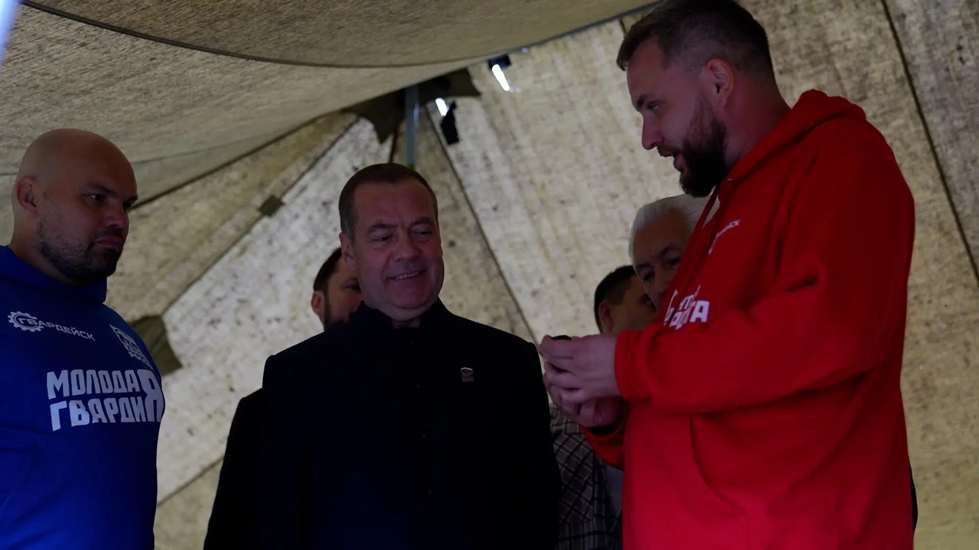 Председатель Волонтерской Роты Станислав Кузьменко рассказал Председателю партии о работе поисковых 