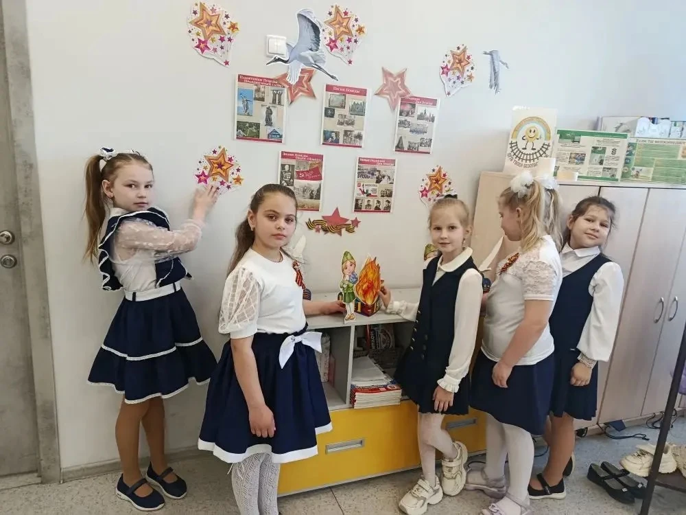 📍 В преддверии Дня Победы гимназия преобразилась. Учащиеся вместе с учителями оформили кабинеты, а г
