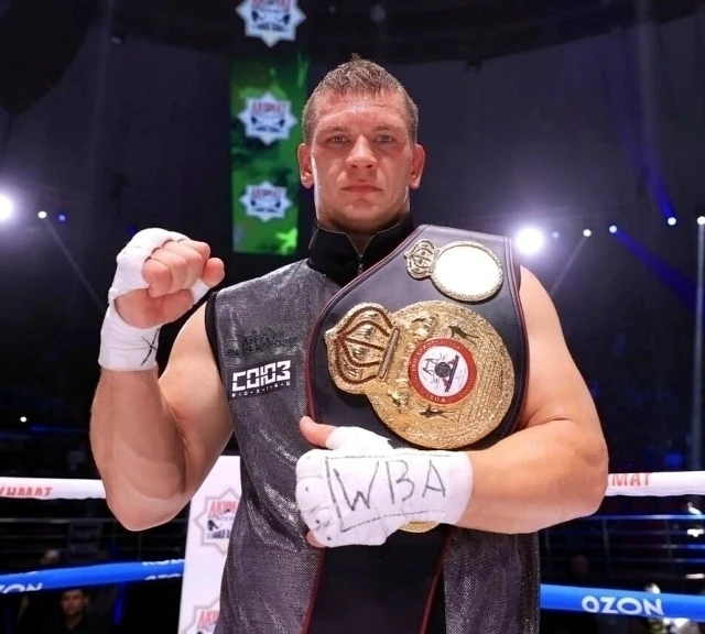 🔥 Артём Сусленков  «Разнесу мешков Джошуа и Фьюри за один вечер»

Чемпион WBA Continental и WBA Gol