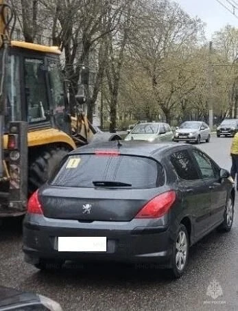 ❗️Пешеход кинулся под колеса авто в Калуге  Инцидент произошел 27 апреля около 18:00 у дома №120 по 