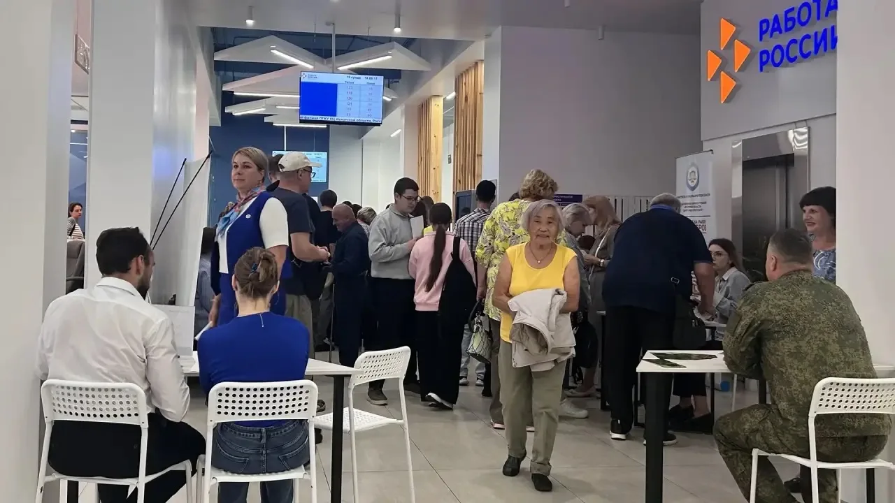 В Иркутском филиале Кадрового центра прошла ярмарка вакансий с представителями шести ор...