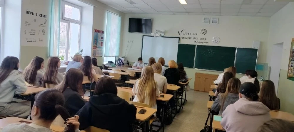 🚨 Второй день сборов — не до скуки!  У парней: ГТО и строевая. Выглядит серьёзно 💪  У девчонок день 