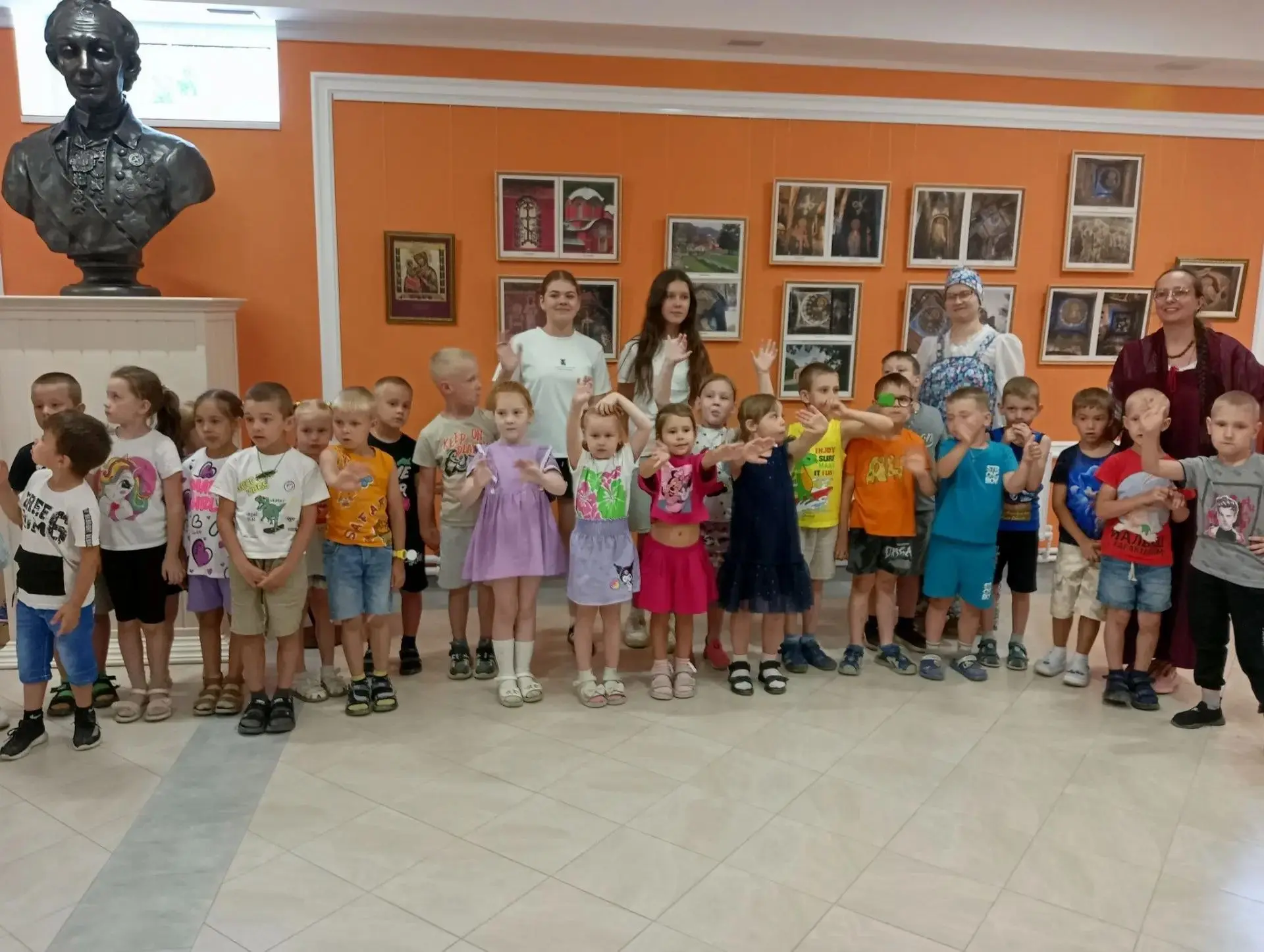 Сегодня мы были в гостях в Воскресной школе Вознесенского кафедрального собора. Воспитанники школы п