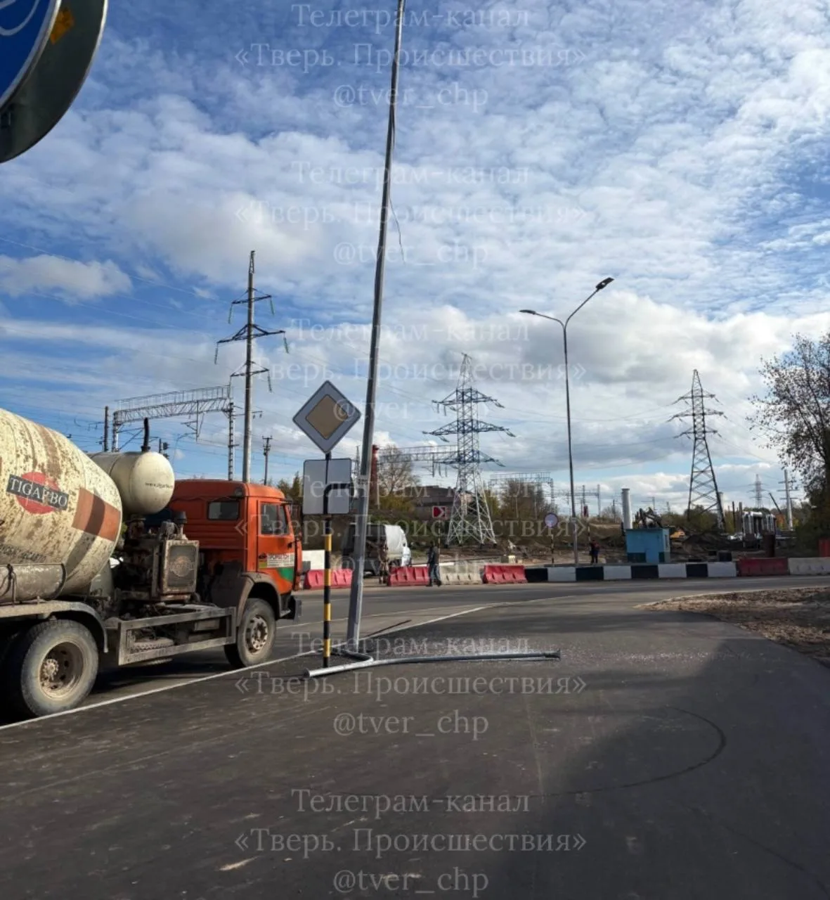 На Западном мосту лампы освещения уже отваливаются со столбов, пишет подписчик.