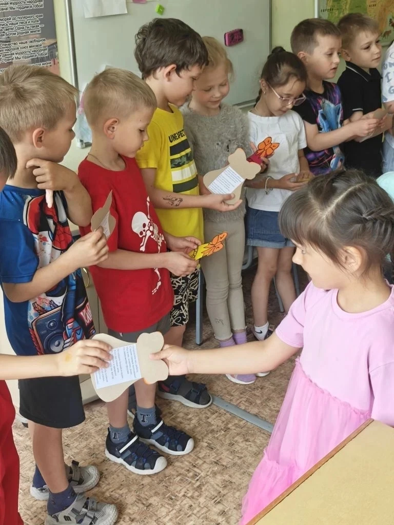 Поздравить выпускников группы "Звёздочка" с окончанием детского сада пришли дети средней группы "Гно
