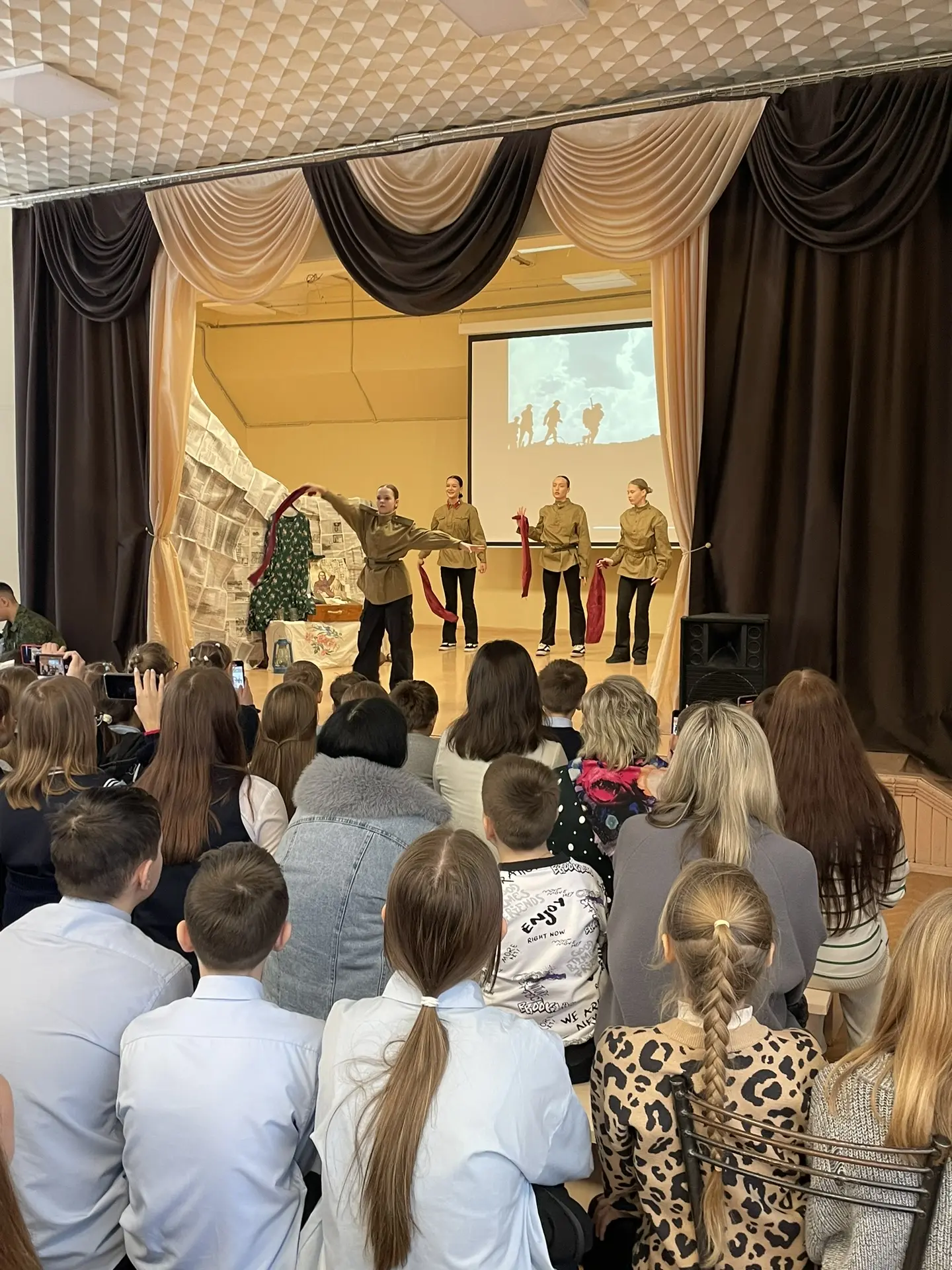 🎭30 января в нашей школе прошел концерт с театрализованным представлением  «Блокадной памяти страниц