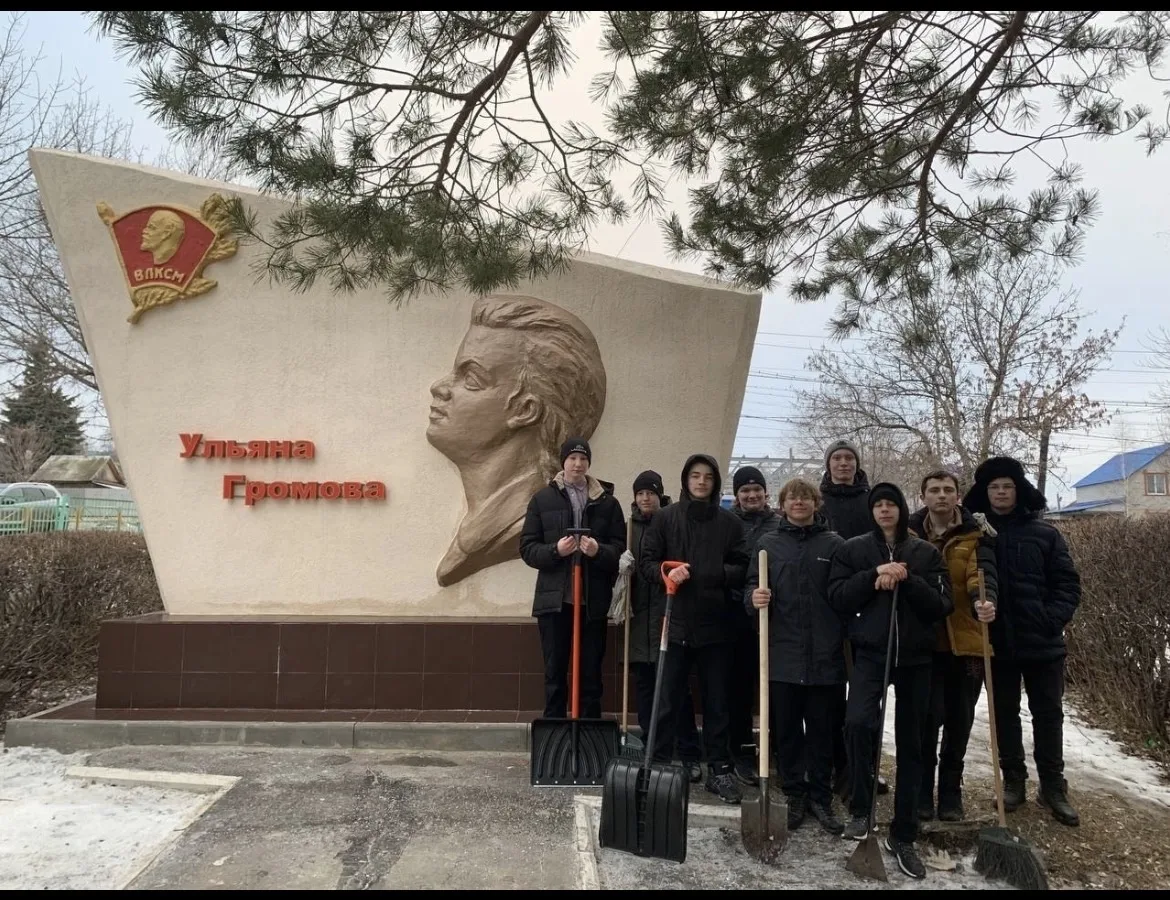Стела Герою Советского Союза Ульяне Матвеевне Громовой на территории школы - главная до...