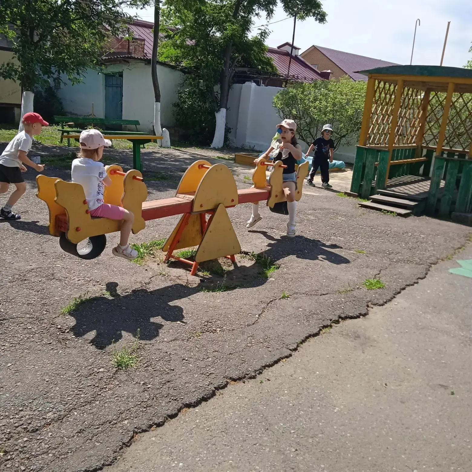 🌂Прогулка – обязательный элемент режима дня в детском саду в весенний период года. Важ...